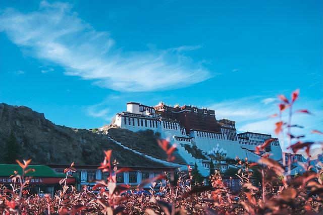 缺氧环境连呼吸都痛，这里生意却红火，这座边陲小镇藏着什么？