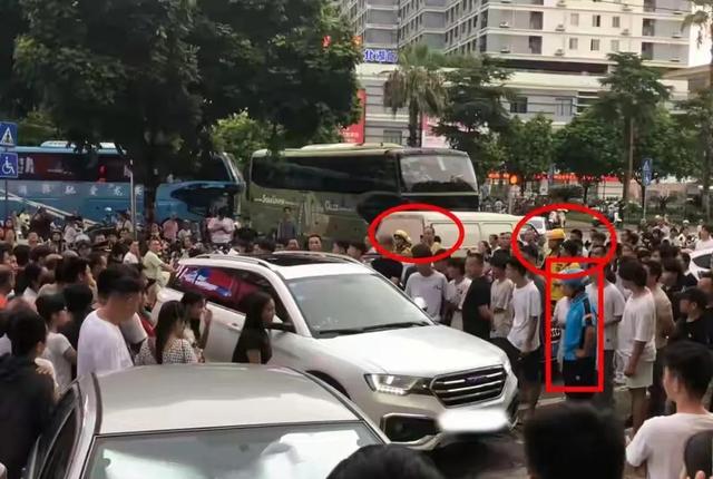 南宁原配抓小三现场：小三照片曝光，原配骑电动车，小三坐汽车