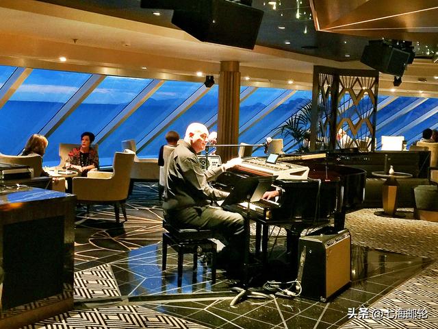 豪华游轮大揭秘：中小型奢华游轮VS大型主流游轮，谁更得你心？