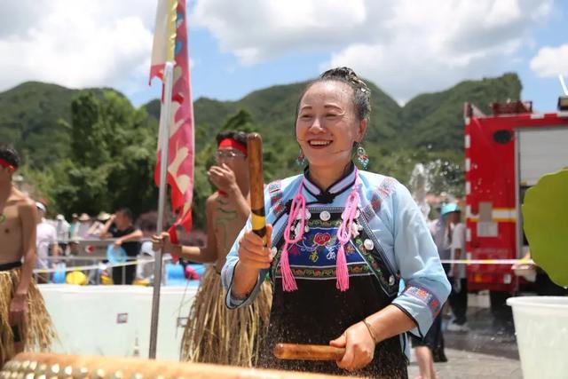 平塘：水龙狂欢不断档 水花四溅嗨一夏