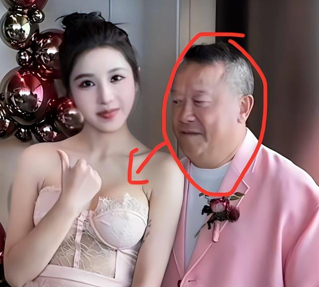 陪玩陪睡只是冰山一角，认干爹，舔手指，拜高踩低，实在荒唐！