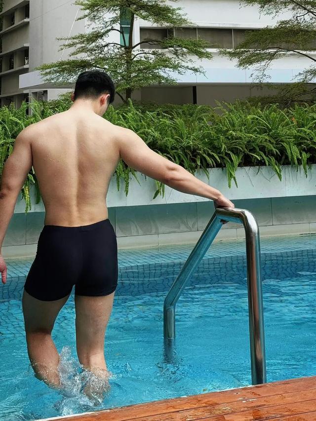 清爽旅行健身博主网红，这188cm身材还要什么腹肌