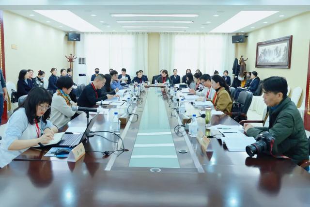 第六届丝绸之路与敦煌历史文化学术研讨会与会嘉宾赴阳关实地考察