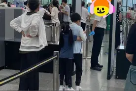 郭晶晶母亲跟外孙们飞巴黎，霍中妍从背后抱哥哥，兄妹身高差很萌图片