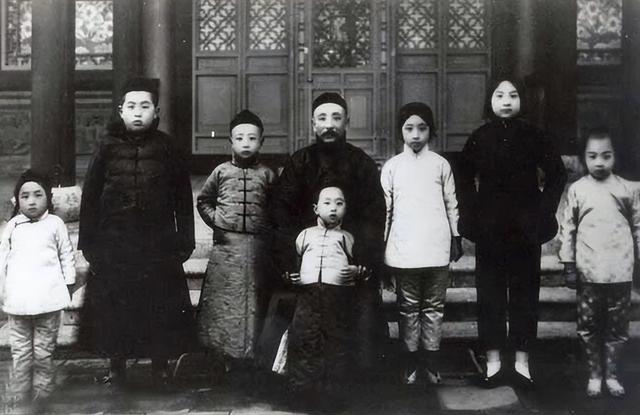 2007年，一台湾商人来到沈阳大帅府，对售票员说：我就不买票了吧