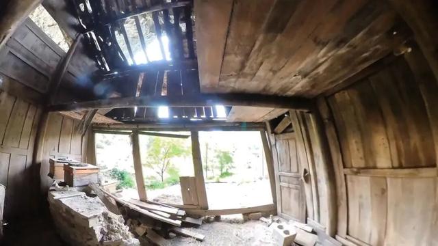 重庆綦江大山深处发现岩洞人家，几代人逍遥自在生活近百年