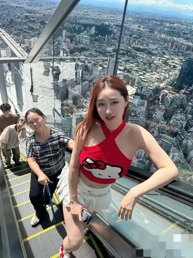 67岁莫华伦与小30岁小娇妻国外旅行，同辈岳母罕见露面，娇妻很美