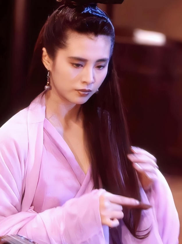 58岁王祖贤温哥华逛菜市场，大腹便便，穿裤衩拖鞋，女神形象全无