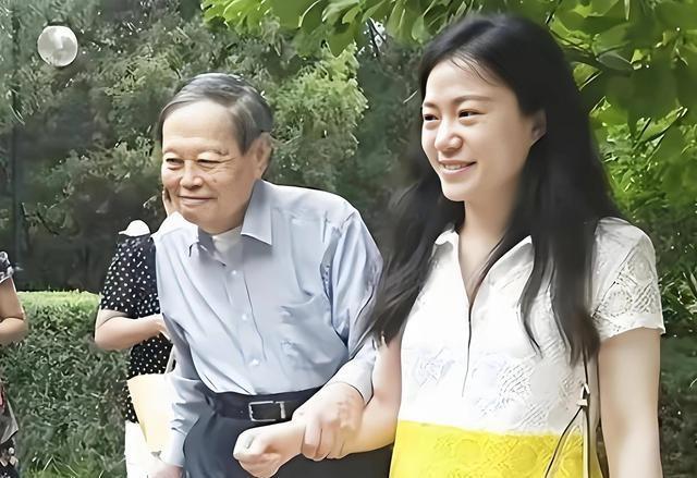 杨振宁去世后，翁帆再发文，49岁无子女的她，早已被安排好了退路