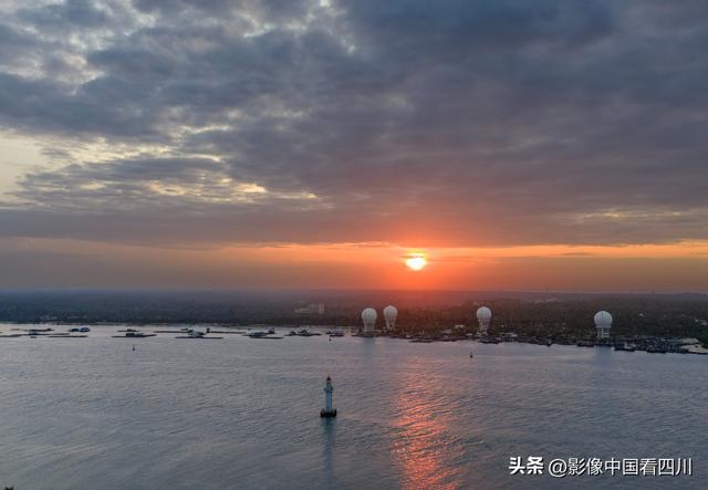 海南文昌：清澜海湾日出美景如画