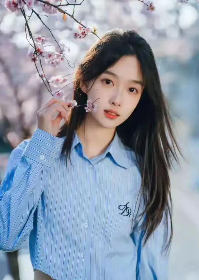 四川大学校花廖雨苇好美，五官精致，倾国倾城，美得让人移不开眼