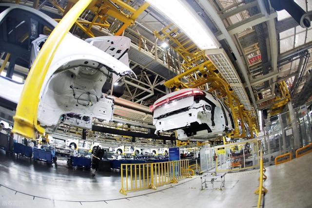 新能源车占半壁江山！市场刺刀见红，充电桩追车，两千亿投资进场