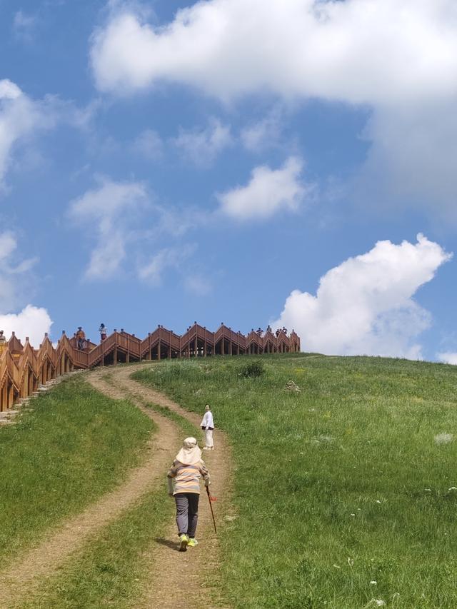 去北极村第四站——东乌。走99号公路我们去爬瞭望山。