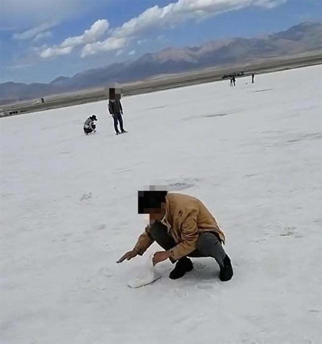 游客成袋装走茶卡盐湖铺路的盐？景区回应：确有此事，不建议拿，凭套票可免费领食用盐