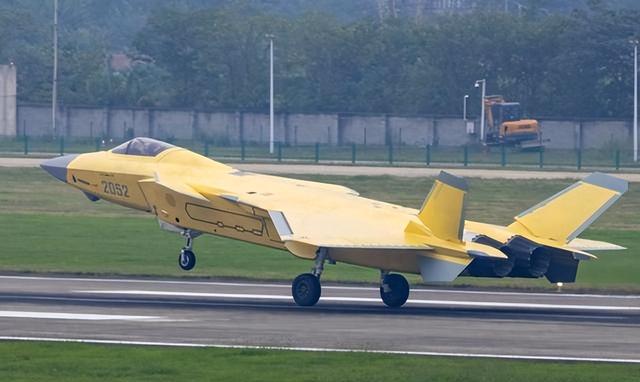 中美差距那么大？张召忠：美国就算一动不动，中国20年也追不上！