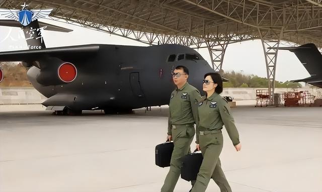 阅兵女机长身份曝光！私生活被扒牺牲太大，老公不简单，央视点名