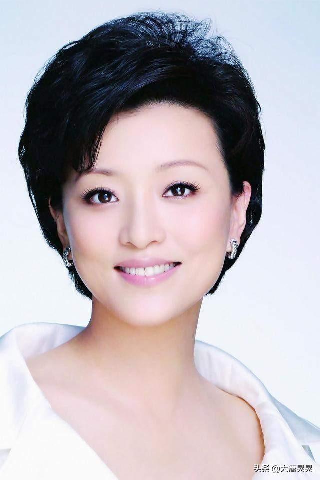 董卿之前的三位同龄冻龄女神级主持人依然风采依旧