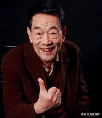 杨少华出殡长子迟迟难下跪,三排劳斯莱斯望不到头,随行的人在笑插图21 杨少华出殡长子迟迟难下跪,三排劳斯莱斯望不到头,随行的人在笑