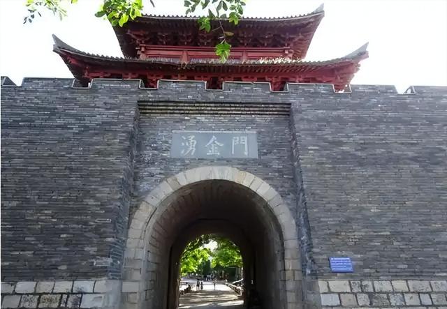 中国最坚固的古城：铁汁浇灌千年不涝，红军八次攻城均以失败告终