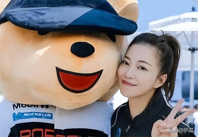 她曾是上海台主持人，如今在仓库打包卖水果，单身带儿子独自生活