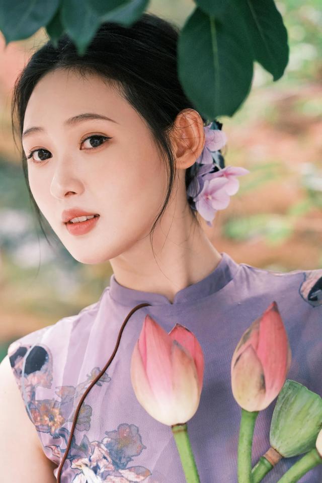 演员刘玮婷紫色旗袍写真，温婉动人