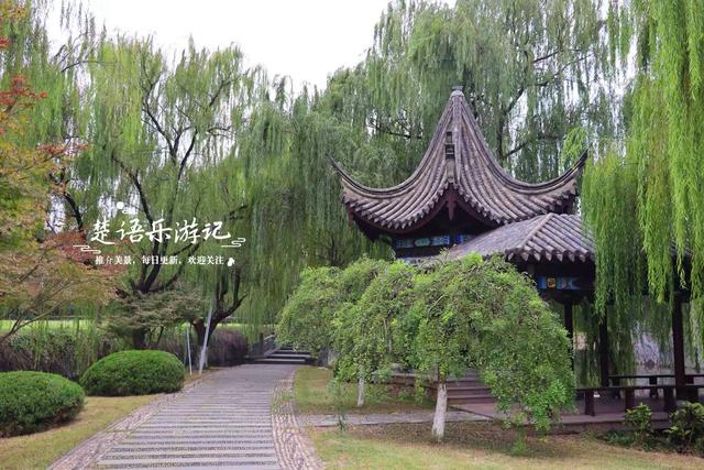 宁波北仑发现一个园林型风景，彩绘长廊与假山瀑布相映，景美如画