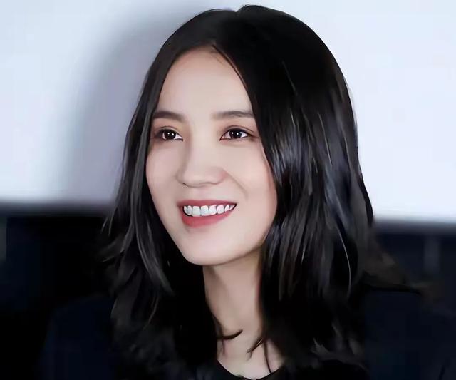 被张颂文捏胸,和胡军车震,情史混乱的她,43岁靠实力洗白