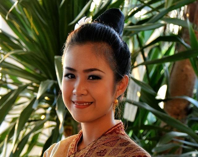 亚洲最穷国，落后中国30年，女性却惊人开放？很多土豪都想去定居