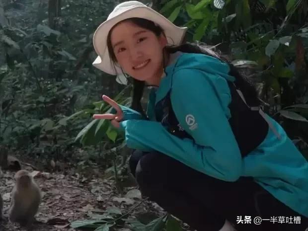 卢昱晓穿冲锋衣在雨林徒步 躺在树枝上睡觉松弛鲜活