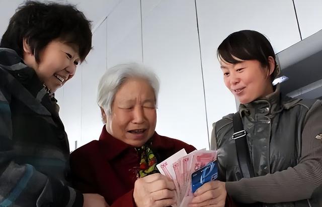 中美俄每月养老金对比：美国一个月1.3万，俄罗斯1692元，中国呢
