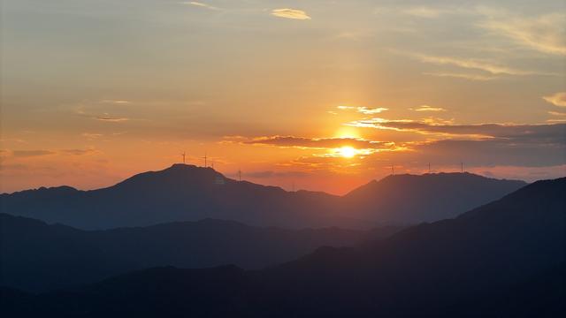 广西融安傍晚绚烂晚霞铺满天际，为这座桂北山城披上梦幻外衣