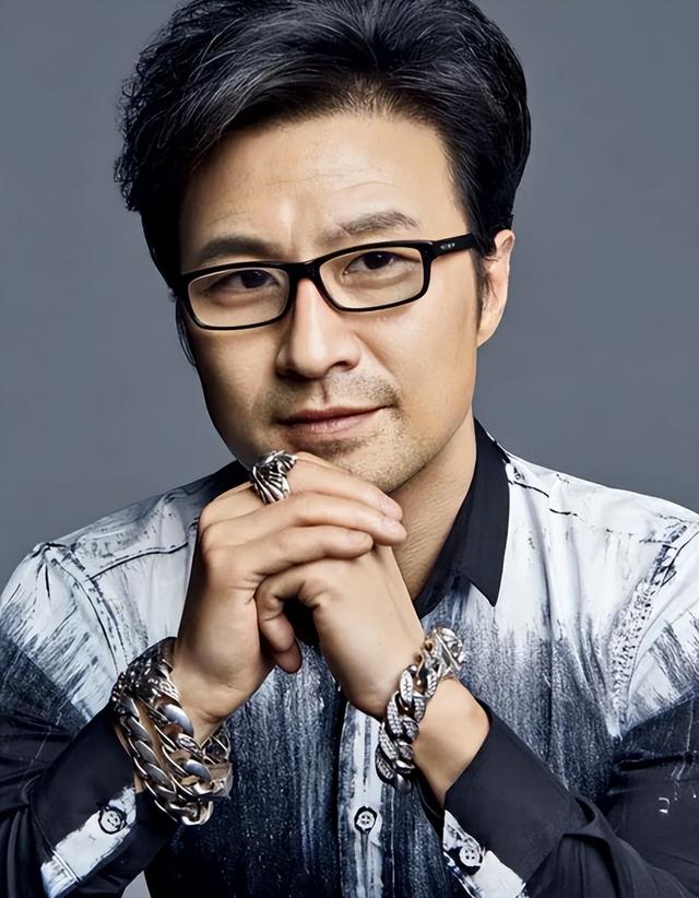 章子怡也没想到，离婚刚两年的54岁汪峰，竟走上了另一条上坡路