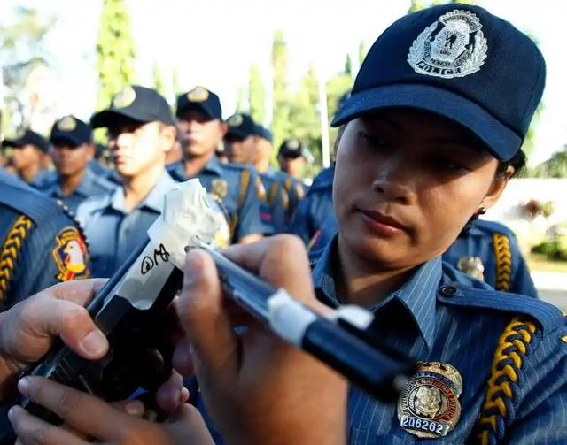 首富夫妻逃亡两年终落网，一人暴力抗法，一人狂卷9.7亿海外被抓