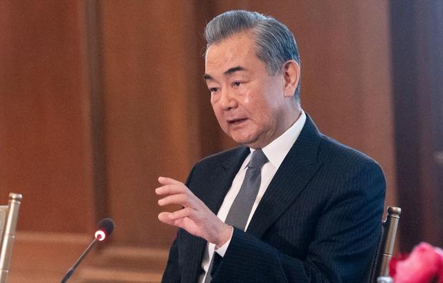 跟中国硬刚11天后，波兰总理终于放弃，但他没想到：中国还有后手