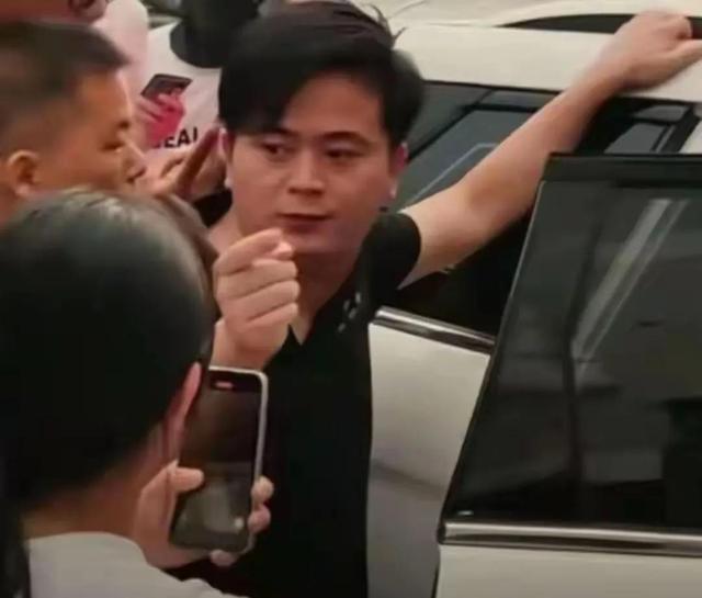 南宁原配抓小三现场：小三照片曝光，原配骑电动车，小三坐汽车