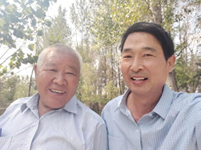 诗词鉴赏ll天天感怀语，付与曲篇章。精彩人生炫，灵魂著字罡。