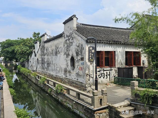 平江路打伞避暑的姑娘，平静的河水，悠悠的乌篷船，悠久的历史