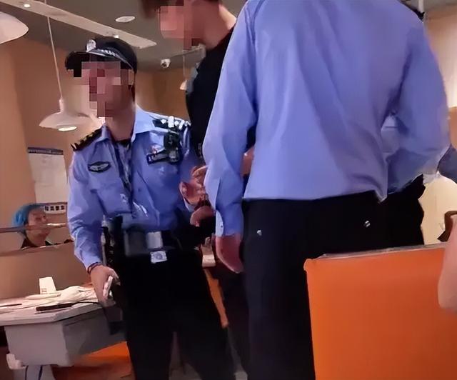 男子和女友吃饭时被警察铐走，几分钟后反转：抓错人了！山东警方已道歉，律师：此事不能仅道歉了事！