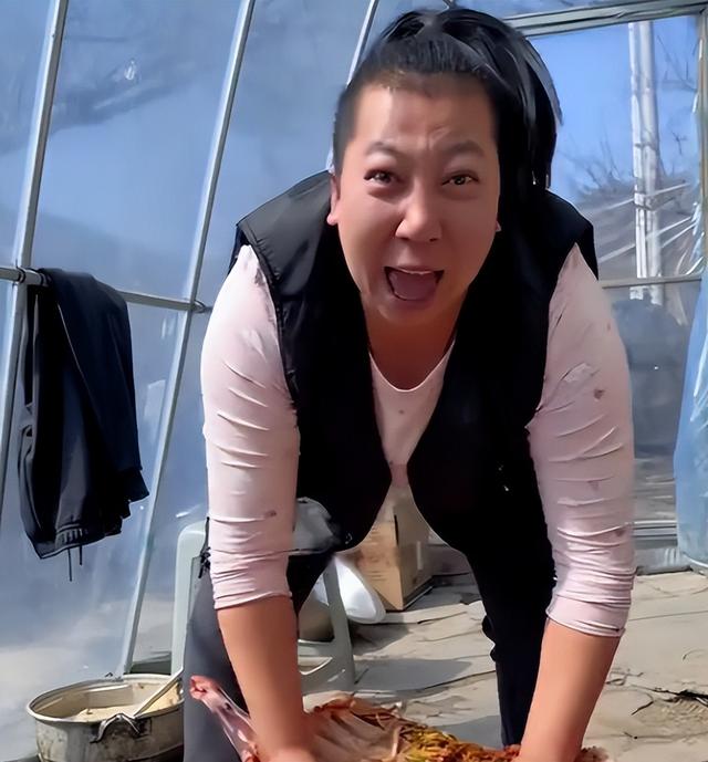 装疯卖傻，丑态百出，目不识丁，到底是谁捧红了这些跳梁小丑？