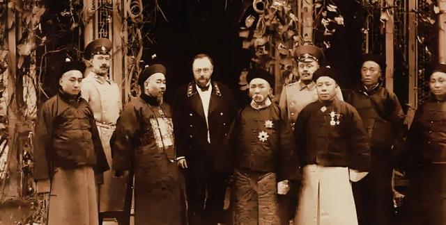 生前举国唾骂，死后原地封神