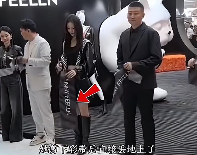 这下麻烦大了！不到24小时	，金晨接连传来2大噩耗，个个戳心窝