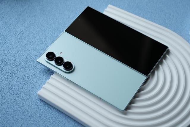 折叠屏技术破局：苹果iPhone与三星Z Fold 8，同用“无折痕”屏！
