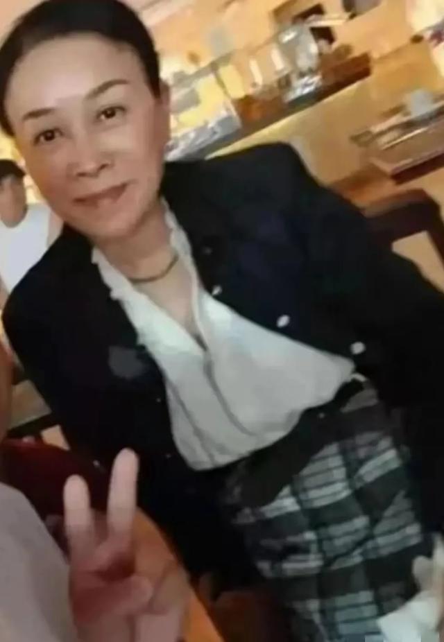 57岁那英在伦敦就餐被拍，全素颜出街，网友直呼这才是真实的老太
