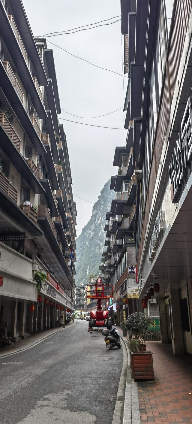 一车一人自驾游（五）：中国最“窄”的县城，爬坡上坎为生活日常