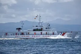 052D战备巡航，中方增兵黄岩岛，菲船连夜撤出68海里，不敢开首枪图片