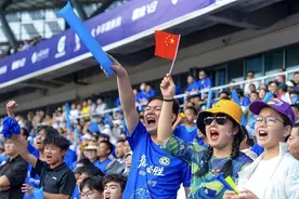 江苏省城市足球联赛火爆继续 球迷观赛热情高涨图片