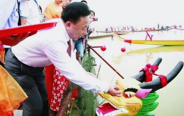 包养多名情妇，生下11个私生子，75岁还在潜逃要生娃！他是谁？