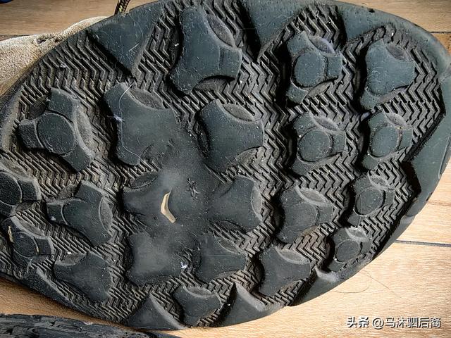 穿了十几年的鞋子,今天终于扔了,还有点舍不得