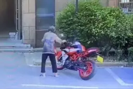 法院判了！沪老太太故意推倒摩托车后死亡，车主被网暴终于有结果图片