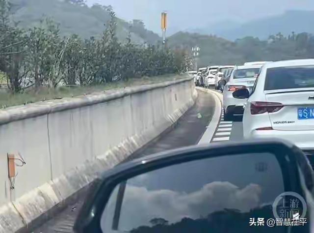 人从众！车䡛轟！国庆首日：西湖“沦陷”，高速“瘫痪”